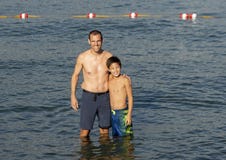 Pai e filho que apreciam o lago no parque de Greenlake, Seattle, Washington foto de stock royalty free Pai e filho que apreciam o lago no parque de Greenlake, Seattle, Washington foto de stock royalty free