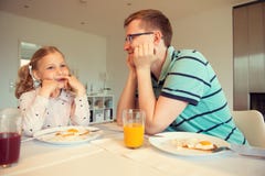 Pai feliz com suas crianças que falam no café da manhã em casa fotos de stock Pai feliz com suas crianças que falam no café da manhã em casa fotos de stock