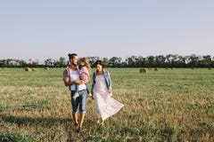 Pai, filha e mãe grávida apreciando a vida exterior no campo Imagens de Stock Pai, filha e mãe grávida apreciando a vida exterior no campo Imagens de Stock
