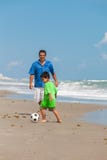 Pai Parent Boy Child que joga o futebol do futebol na praia foto de stock royalty free Pai Parent Boy Child que joga o futebol do futebol na praia foto de stock royalty free