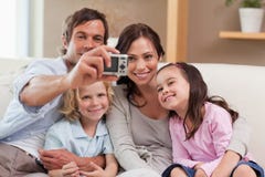 Pai que toma uma imagem de sua família fotografia de stock Pai que toma uma imagem de sua família fotografia de stock