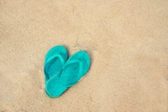 Paia blu dei Flip-flop sulla spiaggia Fotografia Stock Paia blu dei Flip-flop sulla spiaggia Fotografia Stock