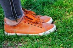 Paia delle scarpe su erba verde fotografia stock Paia delle scarpe su erba verde fotografia stock