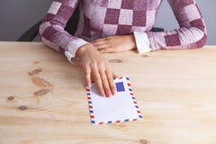 Paiement illicite d'enveloppe de femme d'affaires image stock Paiement illicite d'enveloppe de femme d'affaires image stock