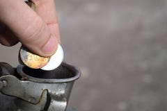 Paiement pour le gaz, carburant, essence, concept diesel Argent de chute de main, pièce de monnaie dans la boîte de carburant photo stock Paiement pour le gaz, carburant, essence, concept diesel Argent de chute de main, pièce de monnaie dans la boîte de carburant photo stock