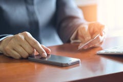 Paiements mobiles, mains femelles utilisant le smartphone et carte de crédit pour des achats en ligne photos stock Paiements mobiles, mains femelles utilisant le smartphone et carte de crédit pour des achats en ligne photos stock