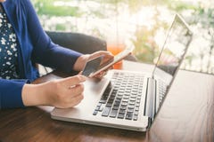 Paiements mobiles Mains femelles utilisant le smartphone et la carte de crédit f photographie stock Paiements mobiles Mains femelles utilisant le smartphone et la carte de crédit f photographie stock