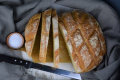 Pain blanc et sel coupés en tranches frais images libres de droits Pain blanc et sel coupés en tranches frais images libres de droits