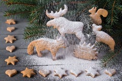 Pain d'épice sous forme d'animaux, étoiles et coeurs À l'arrière-plan des arbres de Noël de brindilles Photographie stock libre de droits Pain d'épice sous forme d'animaux, étoiles et coeurs À l'arrière-plan des arbres de Noël de brindilles Photographie stock libre de droits