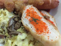 Pain de baguette avec des oeufs de poissons, oeufs brouillés images stock Pain de baguette avec des oeufs de poissons, oeufs brouillés images stock