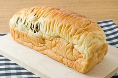 Pain de raisin sec coupé en tranches sur la planche à découper en bois images libres de droits Pain de raisin sec coupé en tranches sur la planche à découper en bois images libres de droits
