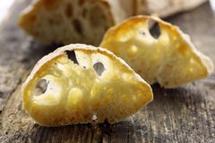 Pain frais de pain de ciabatta, coupé en tranches sur un conseil en bois Photo stock Pain frais de pain de ciabatta, coupé en tranches sur un conseil en bois Photo stock