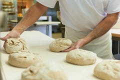 Pain mâle de cuisson de boulanger photo stock Pain mâle de cuisson de boulanger photo stock