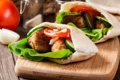 Pain pita avec le falafel et les légumes frais photo libre de droits Pain pita avec le falafel et les légumes frais photo libre de droits