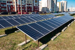Pain?is solares perto do quarto residencial da cidade Energia solar renov?vel fotografia de stock royalty free Pain?is solares perto do quarto residencial da cidade Energia solar renov?vel fotografia de stock royalty free
