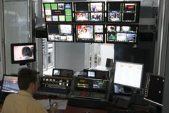 Painel de controle na sala do diretor da tevê fotografia de stock Painel de controle na sala do diretor da tevê fotografia de stock