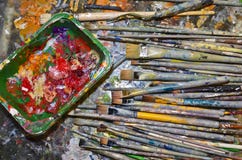 Paintbrushes и цветы стоковое изображение rf Paintbrushes и цветы стоковое изображение rf