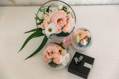 A pair silver cufflinks in the box on white background with flower and boutonniere, men`s accessories, morning of the stock photography A pair silver cufflinks in the box on white background with flower and boutonniere, men`s accessories, morning of the stock photography