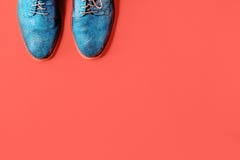 Paires de chaussures bleues brillantes sur le fond de corail photographie stock libre de droits Paires de chaussures bleues brillantes sur le fond de corail photographie stock libre de droits