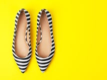 Paires de chaussures femelles sur le fond de couleur photo stock Paires de chaussures femelles sur le fond de couleur photo stock