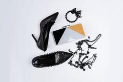 Paires de chaussures noires d?cor?es des accents en m?tal, des bijoux avec la dentelle et les perles noires et d'un embrayage tri photos stock Paires de chaussures noires d?cor?es des accents en m?tal, des bijoux avec la dentelle et les perles noires et d'un embrayage tri photos stock