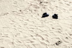 Paires de chaussures sur la plage photographie stock libre de droits Paires de chaussures sur la plage photographie stock libre de droits
