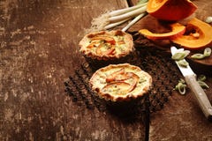 Paires de tartes de quiche avec les légumes frais photos libres de droits Paires de tartes de quiche avec les légumes frais photos libres de droits