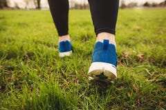 Paires sportives de jambes fonctionnant sur l'herbe photo libre de droits Paires sportives de jambes fonctionnant sur l'herbe photo libre de droits