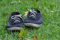 Paires utilisées de chaussures de tennis photographie stock libre de droits Paires utilisées de chaussures de tennis photographie stock libre de droits