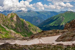 Paisagem bonita da montanha com inclinações e neve verdes Fotos de Stock Paisagem bonita da montanha com inclinações e neve verdes Fotos de Stock