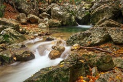 Paisagem bonita do outono com rio da montanha imagem de stock Paisagem bonita do outono com rio da montanha imagem de stock