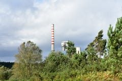 Paisagem com central eléctrica Chaminé, grama das árvores e arbustos de fumo longos Dia nebuloso, céu cinzento, natureza e indúst fotos de stock Paisagem com central eléctrica Chaminé, grama das árvores e arbustos de fumo longos Dia nebuloso, céu cinzento, natureza e indúst fotos de stock