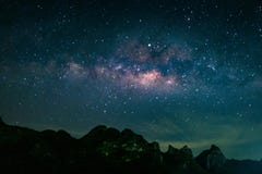 Paisagem com gal?xia da Via L?tea Céu noturno com as estrelas sobre a montanha Fotografia longa da exposi??o fotografia de stock royalty free Paisagem com gal?xia da Via L?tea Céu noturno com as estrelas sobre a montanha Fotografia longa da exposi??o fotografia de stock royalty free
