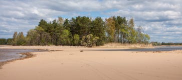 Paisagem com ilha e istmo, areia, água, floresta, céu, Rússia fotografia de stock Paisagem com ilha e istmo, areia, água, floresta, céu, Rússia fotografia de stock