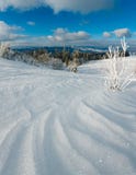 Paisagem da montanha da calma do inverno com as árvores e os montes de neve de geada bonitos em montanhas Carpathian da inclinaçã imagens de stock Paisagem da montanha da calma do inverno com as árvores e os montes de neve de geada bonitos em montanhas Carpathian da inclinaçã imagens de stock