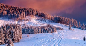 Paisagem da montanha no inverno, coberto com a neve, com um por do sol colorido que cubra a cena inteira em cores mornas, roxo-al Imagem de Stock Royalty Free Paisagem da montanha no inverno, coberto com a neve, com um por do sol colorido que cubra a cena inteira em cores mornas, roxo-al Imagem de Stock Royalty Free