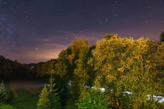 A paisagem da noite com escada arrasta, maneira do amd da floresta imagens de stock A paisagem da noite com escada arrasta, maneira do amd da floresta imagens de stock