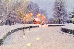 Paisagem da noite do inverno com a casa só iluminada sob a opinião de queda da paisagem do inverno da neve Imagem de Stock Royalty Free Paisagem da noite do inverno com a casa só iluminada sob a opinião de queda da paisagem do inverno da neve Imagem de Stock Royalty Free