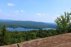 Paisagem de Adirondack com lago claro imagem de stock royalty free Paisagem de Adirondack com lago claro imagem de stock royalty free