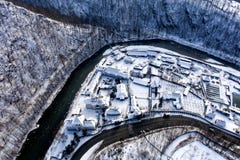 Paisagem do inverno ao longo de um River Valley em Romênia com uma vista do monastério de Lainici de cima de imagens de stock Paisagem do inverno ao longo de um River Valley em Romênia com uma vista do monastério de Lainici de cima de imagens de stock