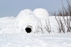 Paisagem do inverno com a vila nevado do esquimó igloo imagens de stock Paisagem do inverno com a vila nevado do esquimó igloo imagens de stock