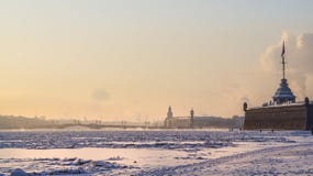 Paisagem do inverno da cidade inverno St Petersburg Dia gelado no rio Neva inverno Rússia Fotografia de Stock Royalty Free Paisagem do inverno da cidade inverno St Petersburg Dia gelado no rio Neva inverno Rússia Fotografia de Stock Royalty Free