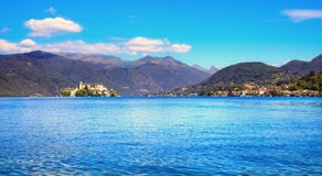 Paisagem do lago Orta Vila de Orta San Giulio e ilha Isola S Fotografia de Stock Royalty Free Paisagem do lago Orta Vila de Orta San Giulio e ilha Isola S Fotografia de Stock Royalty Free