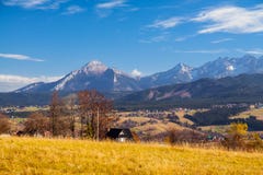 A paisagem do outono da montanha imagem de stock A paisagem do outono da montanha imagem de stock
