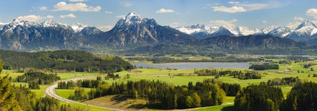 Paisagem do panorama em Baviera com montanhas dos cumes fotos de stock Paisagem do panorama em Baviera com montanhas dos cumes fotos de stock