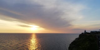 Paisagem do por do sol do mar em tons do azul e do ouro Na superf?cie do mar os sparkles solares do trajeto A baliza imagens de stock royalty free Paisagem do por do sol do mar em tons do azul e do ouro Na superf?cie do mar os sparkles solares do trajeto A baliza imagens de stock royalty free