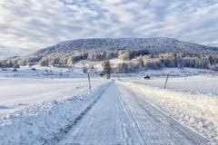 Paisagem e estrada secundária do inverno imagens de stock Paisagem e estrada secundária do inverno imagens de stock