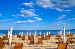Paisagem litoral - o fim da época natalícia nos guarda-chuvas e nos vadios de praia do fundo imagens de stock Paisagem litoral - o fim da época natalícia nos guarda-chuvas e nos vadios de praia do fundo imagens de stock