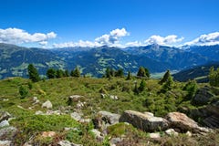 Paisagem surpreendente da montanha do verão com prado e as pedras verdes no primeiro plano Áustria, Tirol, Zillertal, Zillertal a imagens de stock royalty free Paisagem surpreendente da montanha do verão com prado e as pedras verdes no primeiro plano Áustria, Tirol, Zillertal, Zillertal a imagens de stock royalty free