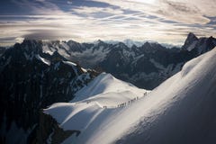 Paisagem épico com linha de alpinistas em aceitável da estação do teleférico de Aiguille du Midi imagem de stock Paisagem épico com linha de alpinistas em aceitável da estação do teleférico de Aiguille du Midi imagem de stock